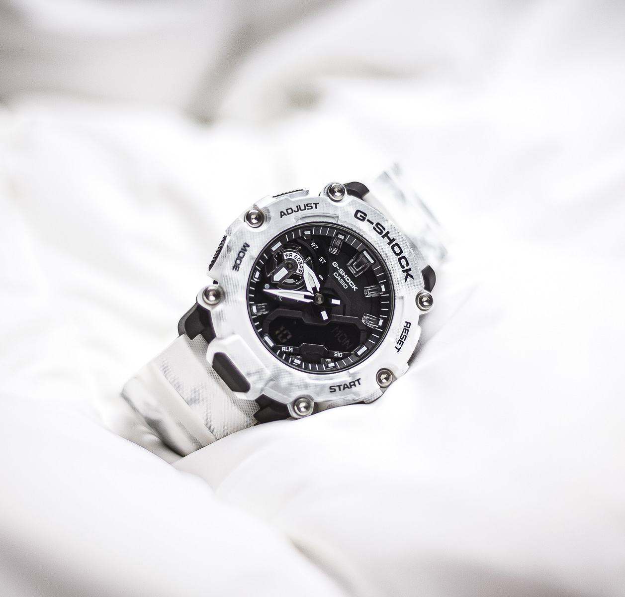 G-Shock GA-2200GC-7AER - Snow Camo - White mood