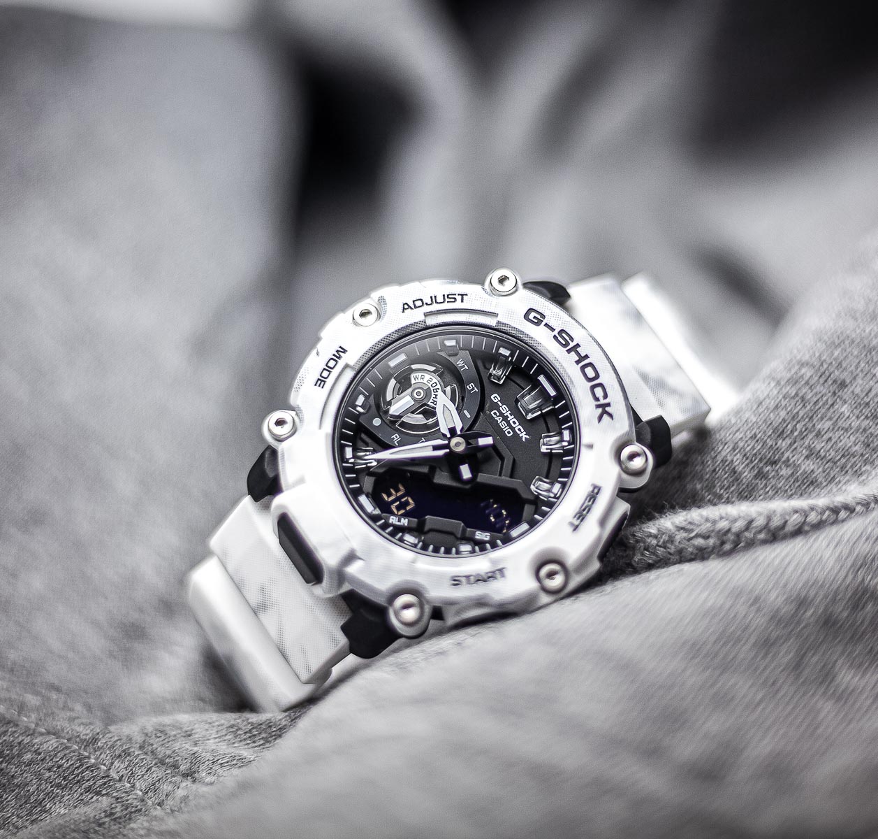 G-Shock GA-2200GC-7AER - Snow Camo - White mood