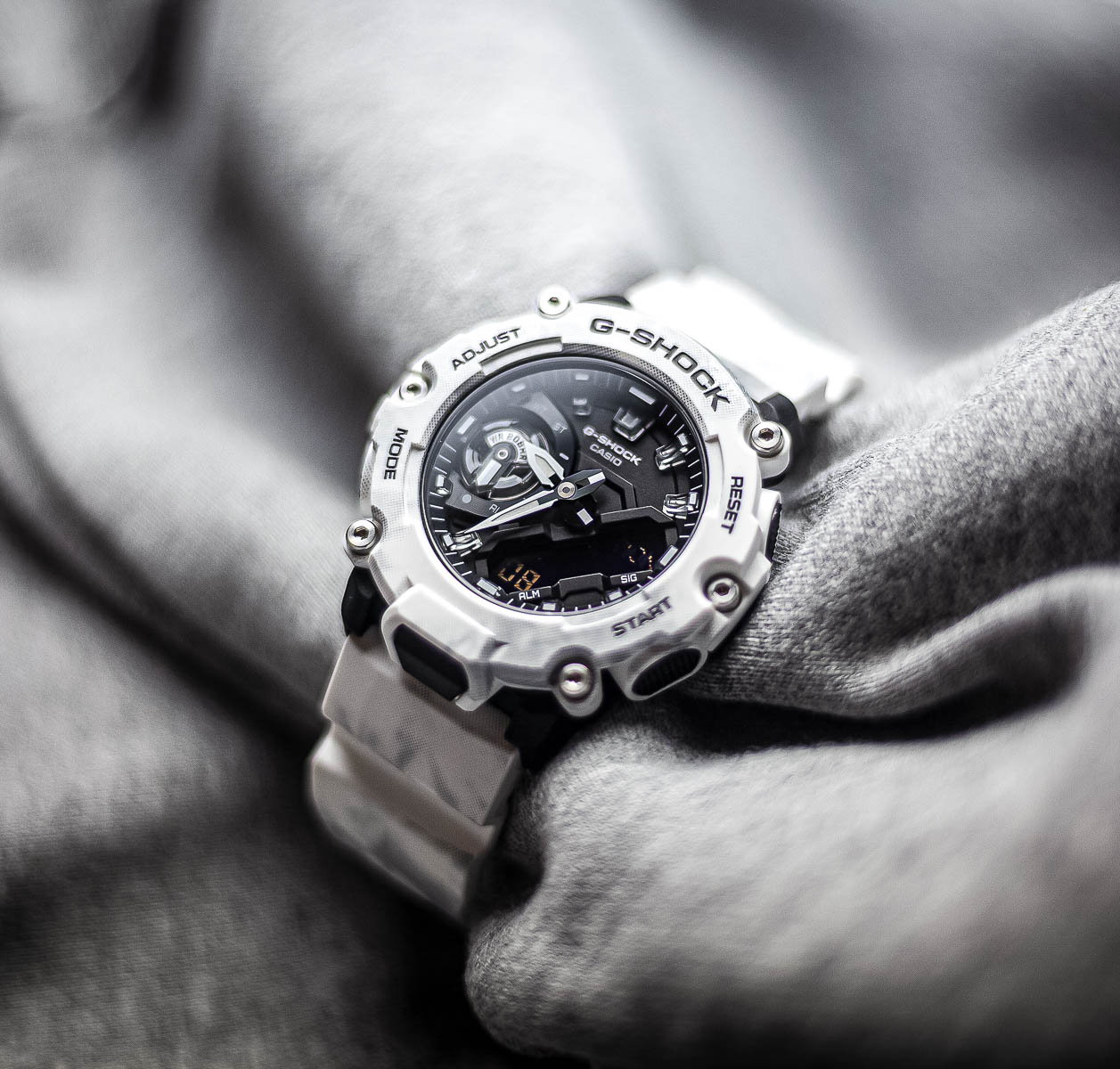 G-Shock GA-2200GC-7AER - Snow Camo - White mood